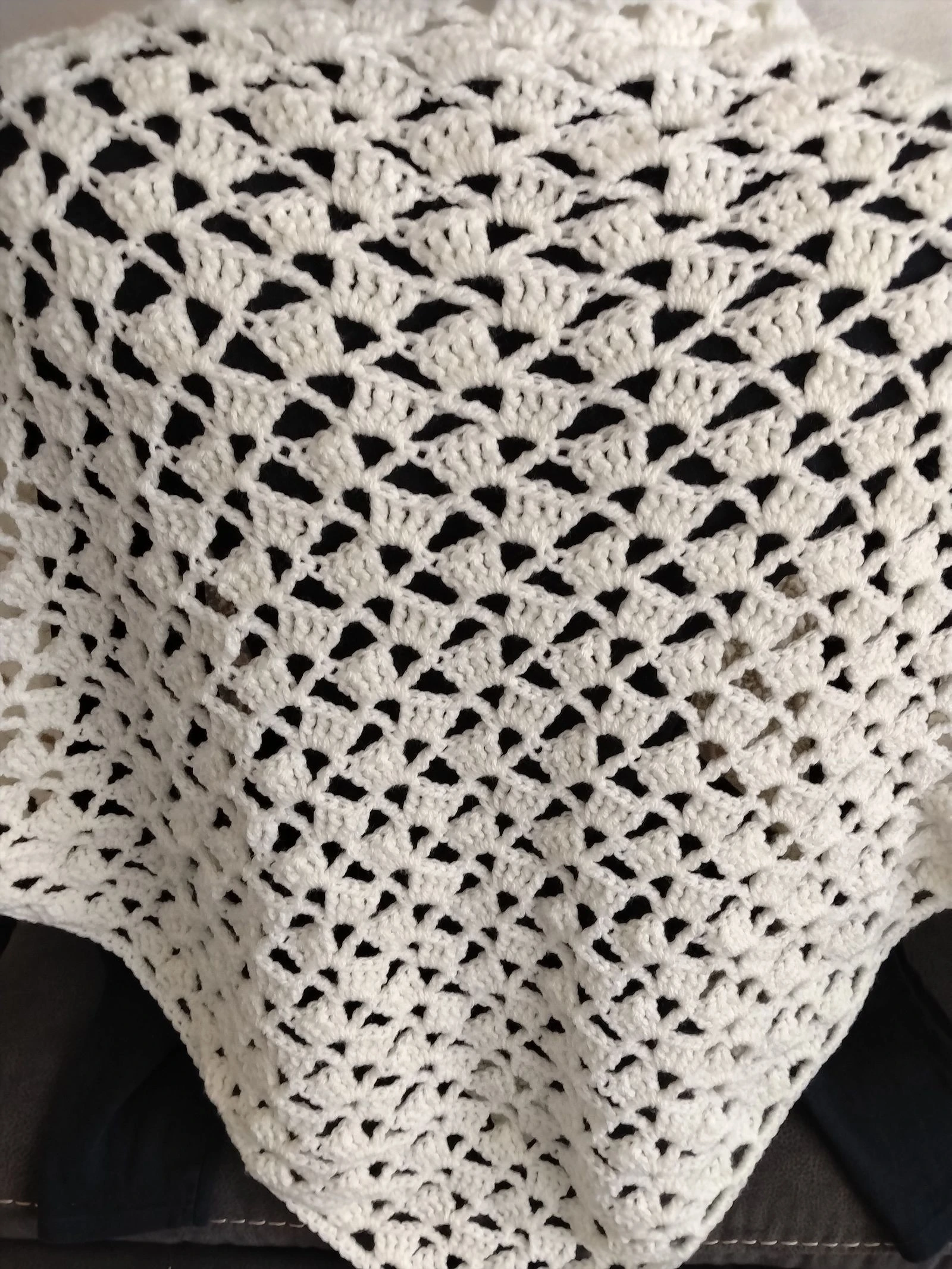 Handmade ecru white crocheted shawl — Openwork & asymmetrical stitch – photo 5